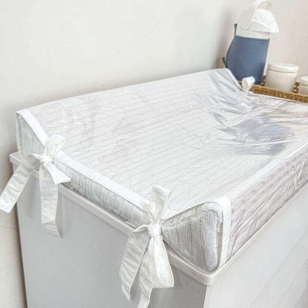 Trocador de tricot branco